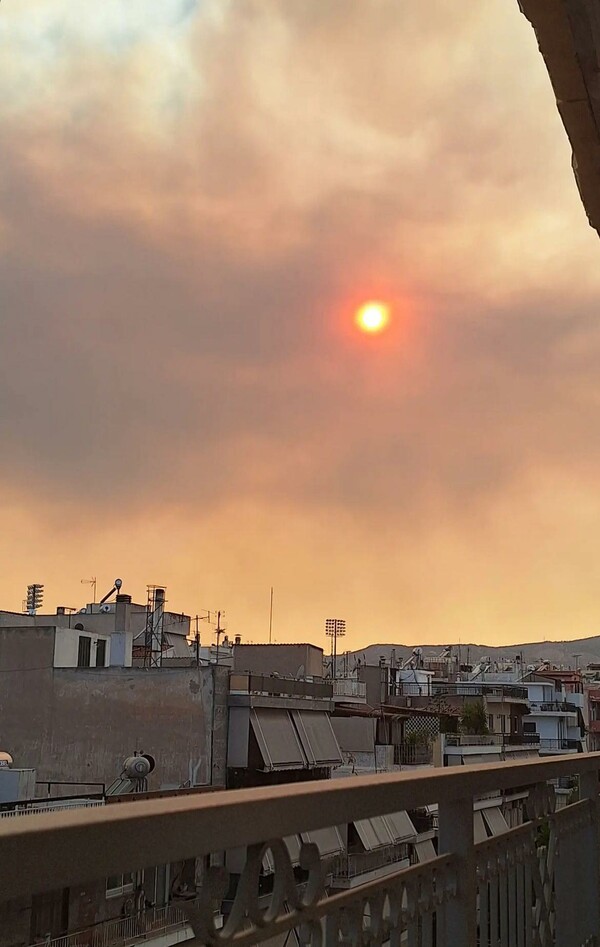 Φωτιά στην Εύβοια: Συνεχίζεται η μάχη με τις φλόγες- Οι καπνοί έφτασαν στην Αττική