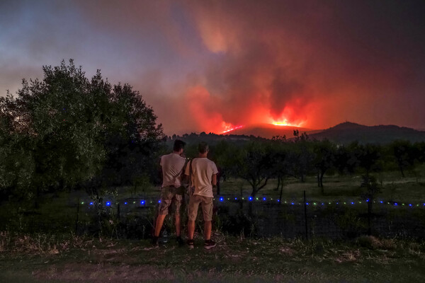 Φωτιά στην Εύβοια: Σε δύσβατο σημείο η φωτιά - Ρίψεις νερού από 20 εναέρια μέσα