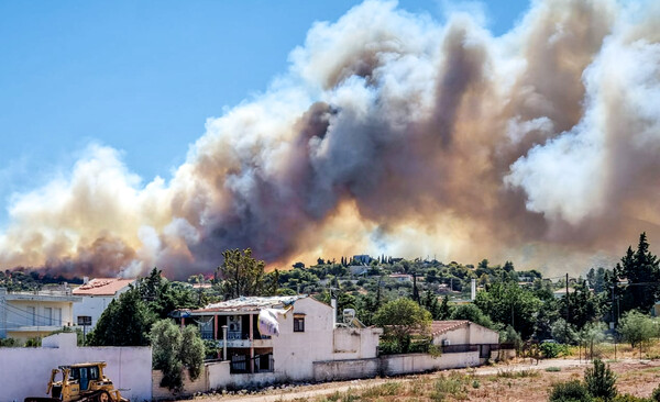 Φωτιά στο Κορωπί: Απανωτά μηνύματα του 112 για εκκενώσεις - Κυκλοφοριακές ρυθμίσεις 