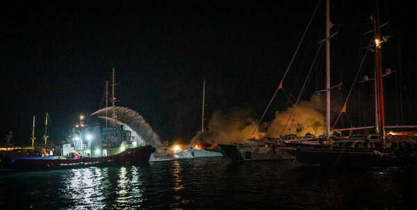 Φωτιά στη Μαρίνα Ζέας: Παρανάλωμα έγιναν τρία πολυτελή γιοτ