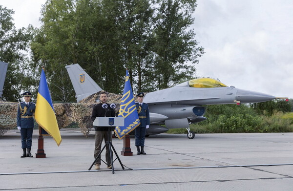 Η Ουκρανία παρέλαβε τα πρώτα μαχητικά F-16