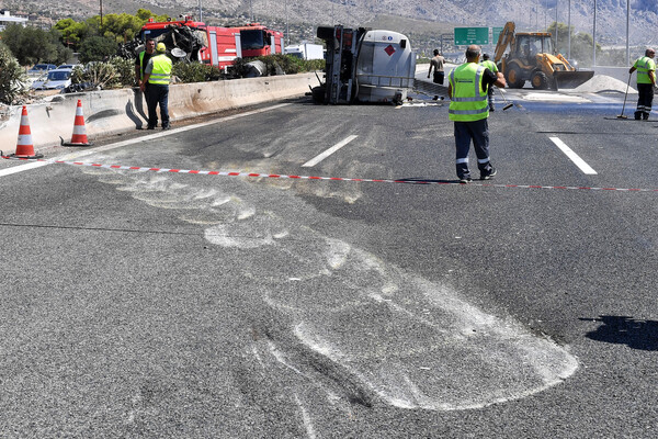 Ανατροπή βυτιοφόρου: Κανονικά διεξάγεται η κυκλοφορία και στα δύο ρεύματα της εθνικής οδού Αθηνών- Κορίνθου