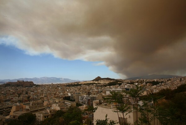 Ο καπνός από τη φωτιά στον Βαρνάβα καλύπτει την Αττική