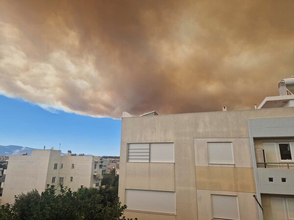 Ο καπνός από τη φωτιά στον Βαρνάβα καλύπτει την Αττική