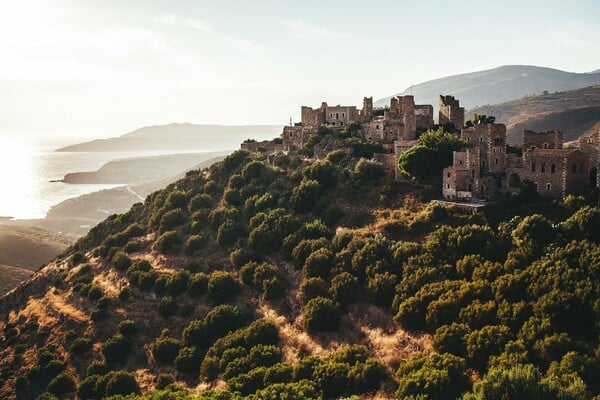 «Στη Δυτική Μάνη με έφερε η επιθυμία να ζήσω στο χωριό και να ζωγραφίζω όλη μέρα»