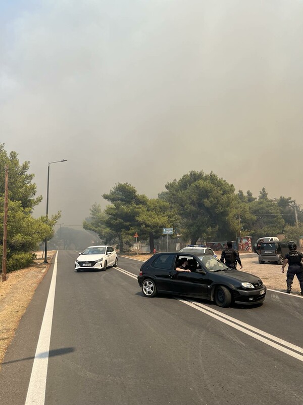 Η Νέα Πεντέλη στις φλόγες 