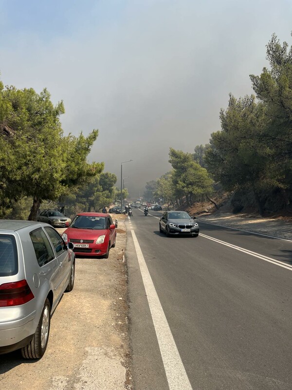 Η Νέα Πεντέλη στις φλόγες 