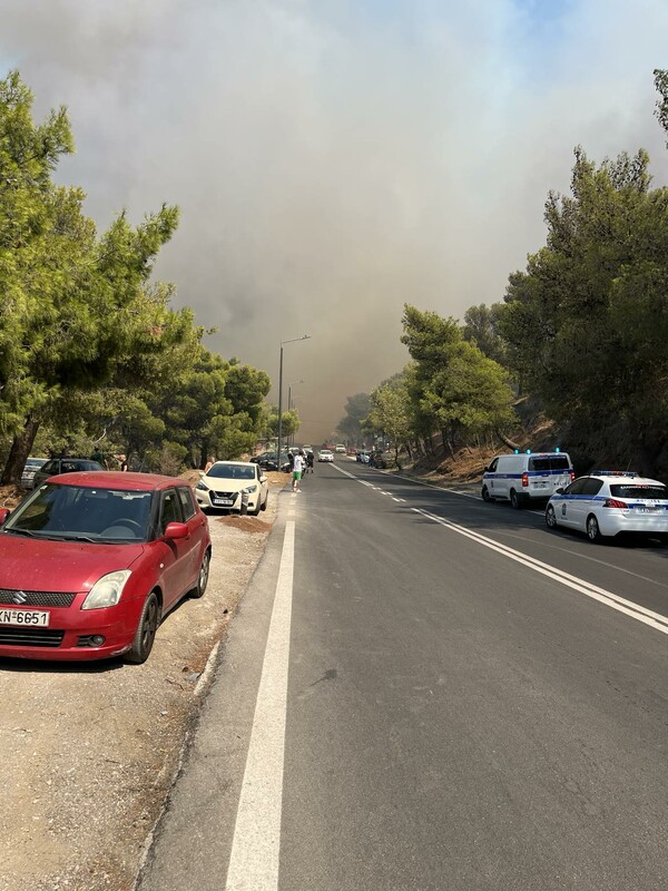 Η Νέα Πεντέλη στις φλόγες 