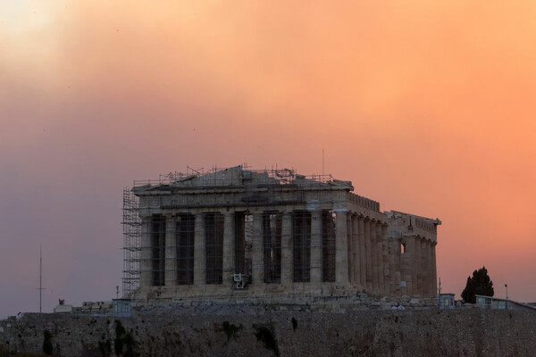 Ο καπνός της φωτιάς καλύπτει την Αττική για δεύτερη ημέρα