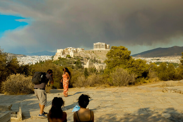 Ο καπνός της φωτιάς καλύπτει την Αττική για δεύτερη ημέρα