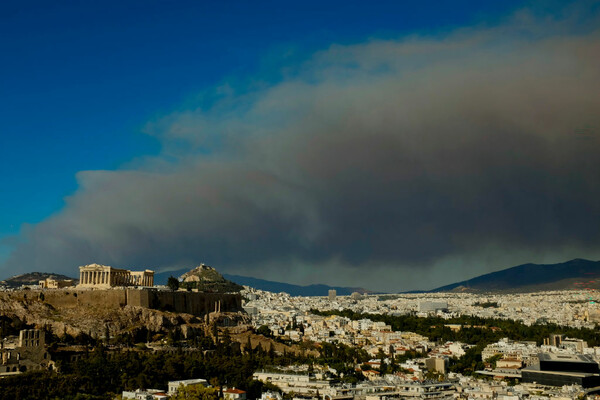 Ο καπνός της φωτιάς καλύπτει την Αττική για δεύτερη ημέρα