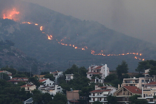 Φωτιά στην Αττική: Στην Πεντέλη το κύριο μέτωπο - Χιλιάδες κάτοικοι φεύγουν από τα σπίτια τους