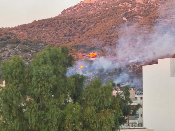 Φωτιά τώρα κοντά σε σπίτια στην Άνω Γλυφάδα