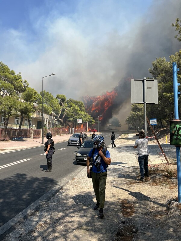 Η Νέα Πεντέλη στις φλόγες 