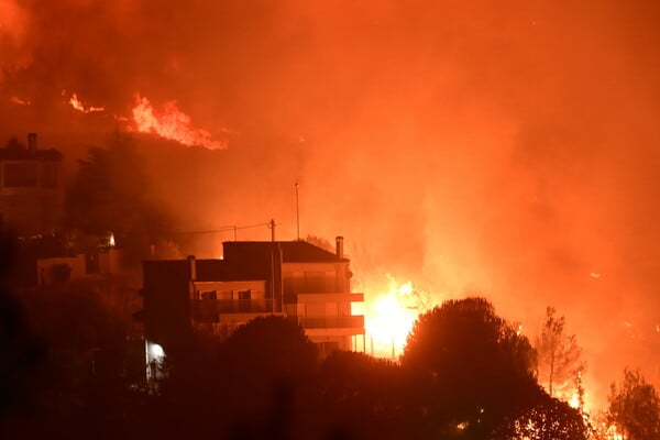 Φωτιά στην Αττική: Σε 15 λεπτά οι φλόγες έφτασαν από τον Διόνυσο στην Πεντέλη