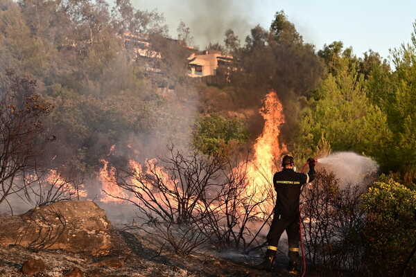 Φωτιά στην Αττική: Στην Πεντέλη το κύριο μέτωπο - Χιλιάδες κάτοικοι φεύγουν από τα σπίτια τους