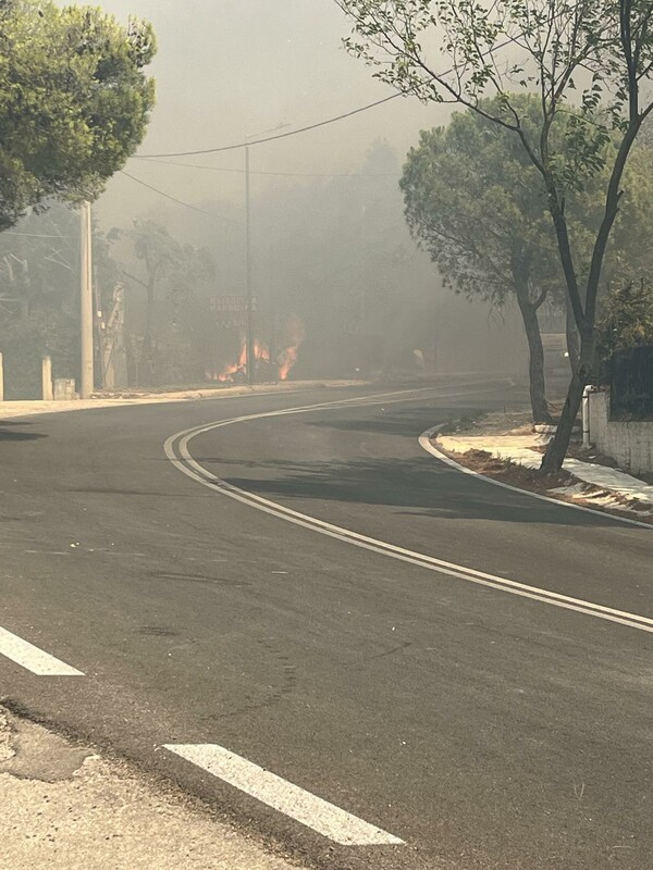 Η Νέα Πεντέλη στις φλόγες