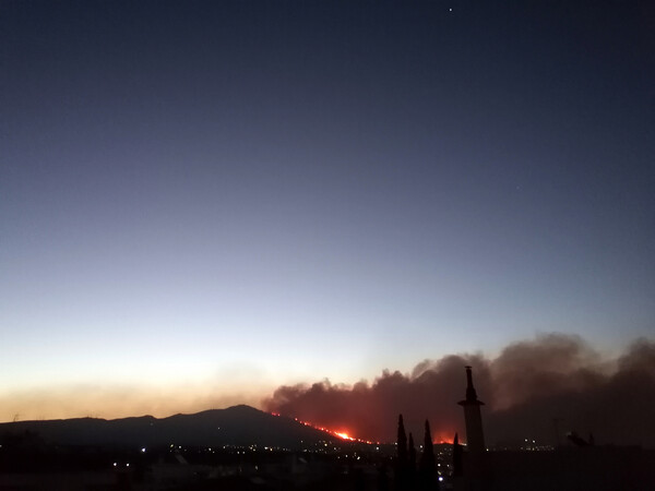 Φωτιά στην Αττική: Γραμματικό, Πεντέλη και Νέα Μάκρη τα δύσκολα μέτωπα