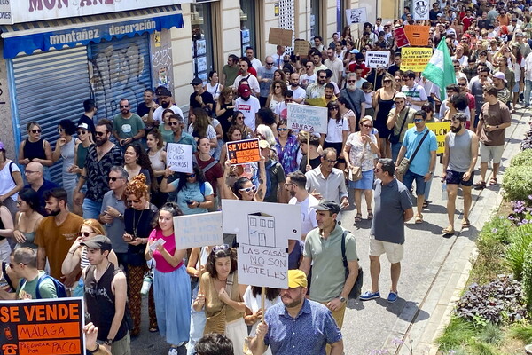 Μεθυσμένοι επισκέπτες και ραγδαία αύξηση των ενοικίων: η ζωή στα τουριστικά hotspots της Ευρώπης