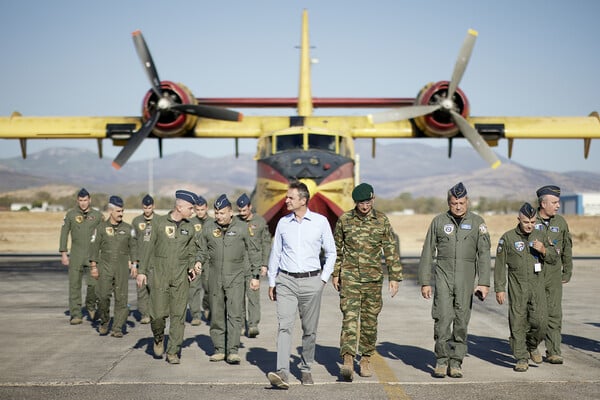 Στη βάση των εναέριων μέσων πυρόσβεσης ο πρωθυπουργός: «Χρειάζεται δουλειά η πρόληψη»