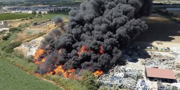 Υπό μερικό έλεγχο η φωτιά σε χώρο αποθήκευσης ανακυκλώσιμων στη Λάρισα