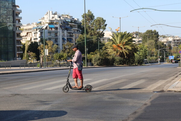 Η άδεια Αθήνα τον Δεκαπενταύγουστο μέσα από τον φωτογραφικό φακό