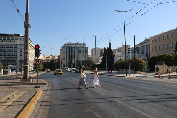 Η άδεια Αθήνα τον Δεκαπενταύγουστο μέσα από τον φωτογραφικό φακό