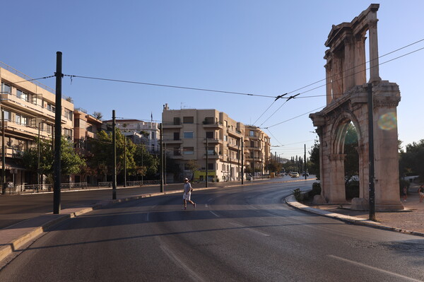 Η άδεια Αθήνα τον Δεκαπενταύγουστο μέσα από τον φωτογραφικό φακό