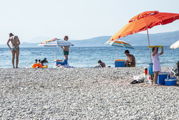 Τυφλός φωτογράφος σε λαϊκή παραλία