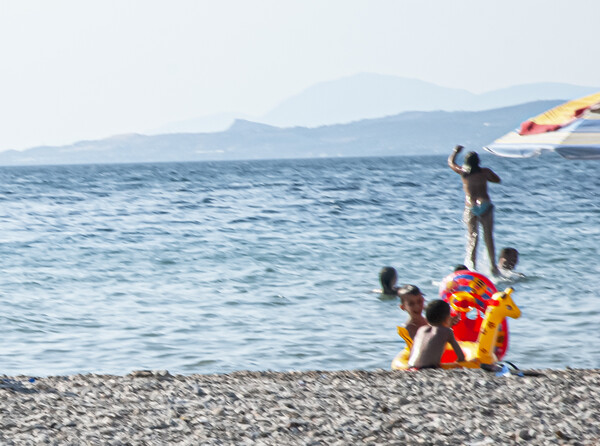 Τυφλός φωτογράφος σε λαϊκή παραλία