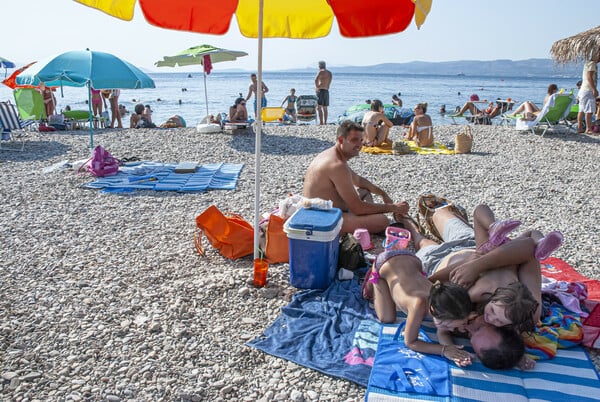 Τυφλός φωτογράφος σε λαϊκή παραλία