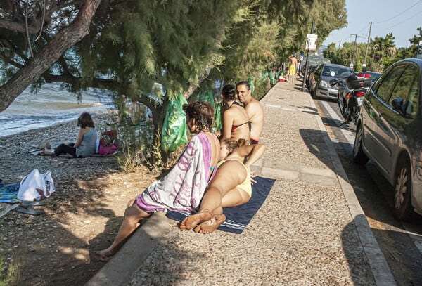 Τυφλός φωτογράφος σε λαϊκή παραλία