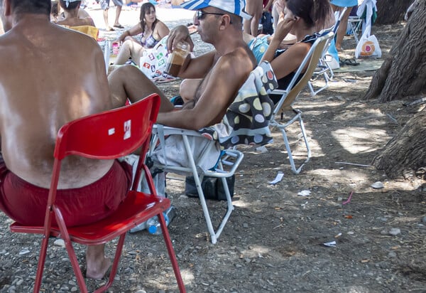 Τυφλός φωτογράφος σε λαϊκή παραλία