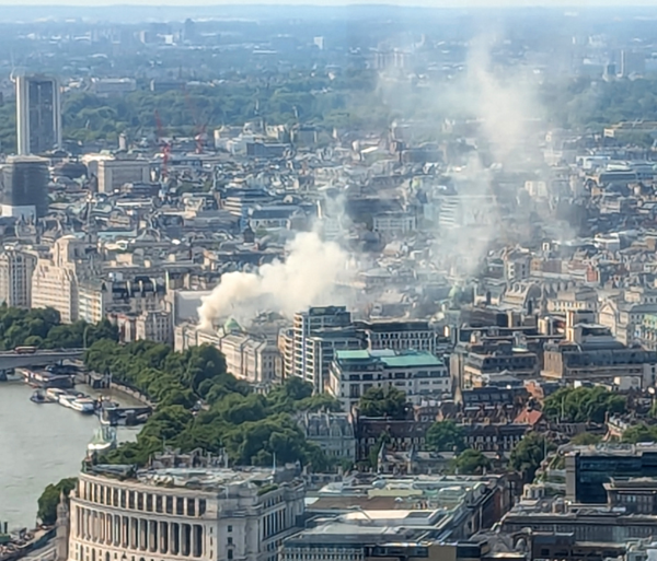 Φωτιά στο εμβληματικό Somerset House στο κέντρο του Λονδίνου