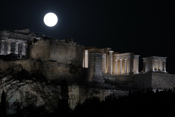 Πανσέληνος Αυγούστου: Μαγευτικές εικόνες από το «φεγγάρι του Οξύρρυγχου»