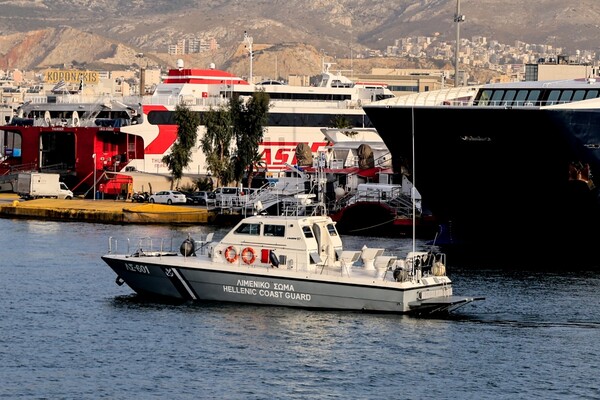 Σαντορίνη: Συλλήψεις πληρώματος επιβατικού πλοίου μετά τον τραυματισμό δύο επιβατών