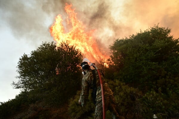 Μαίνεται η φωτιά στο Παγγαίο για τρίτη ημέρα