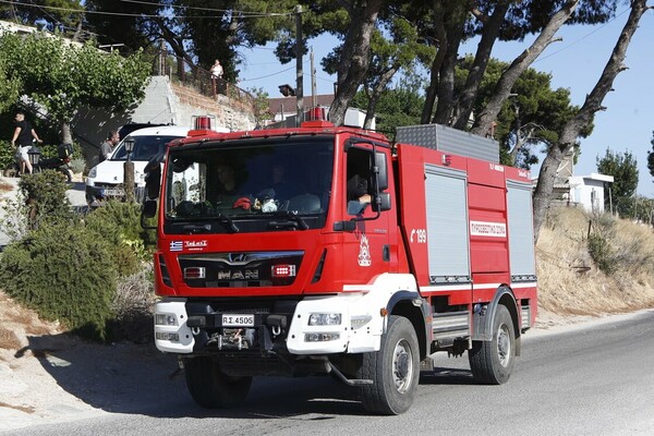 Φωτιά τώρα σε αμαξοστάσιο στη Μάνδρα