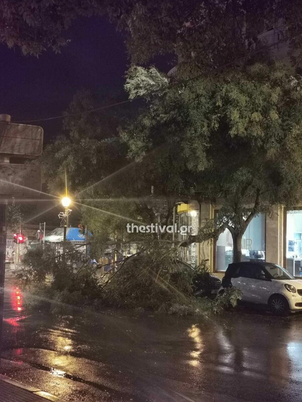 Κακοκαιρία: Έντονες βροχοπτώσεις, αστραπές και ισχυροί άνεμοι πλήττουν τη Θεσσαλονίκη