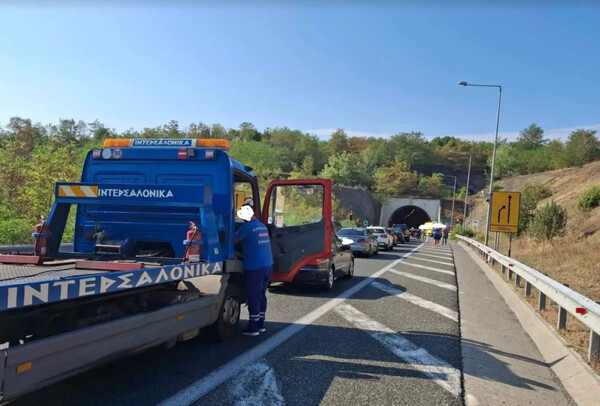 Εγνατία οδός: Κλειστή για 2 ώρες λόγω φωτιάς σε ΙΧ