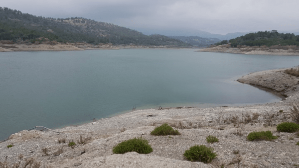 Η λειψυδρία «χτυπά» τη Ρόδο: Κλείνει η παροχή νερού για αγρότες από το φράγμα Απολακκιάς