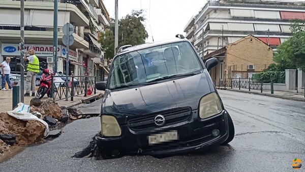 Ανω Πατήσια: Καθίζηση δρόμου λόγω βροχής– Παρασύρθηκε αυτοκίνητο