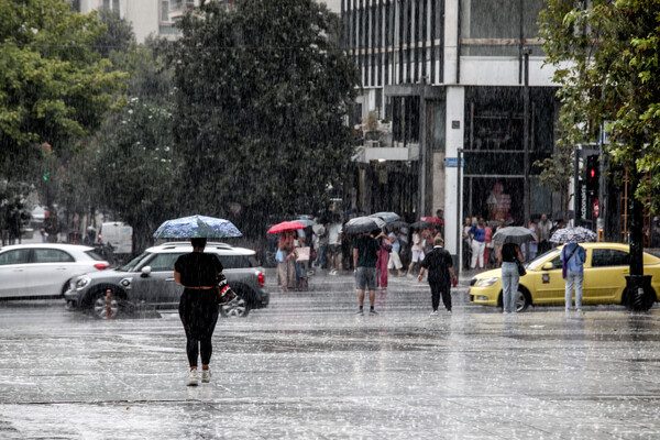 Κακοκαιρία: Ισχυρή καταιγίδα πλήττει τα Νότια Προάστια - Βροχές και σε άλλες περιοχές της Αττικής