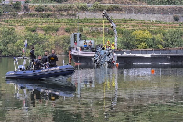 Πορτογαλία: Πέντε νεκροί ο απολογισμός της συντριβής ελικοπτέρου στον ποταμό Δούρο