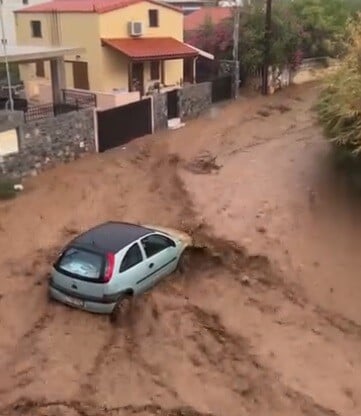 Χανιά: Πλημμύρισε ο οικισμός του Παλαιόκαστρου από τη βραδινή καταιγίδα 