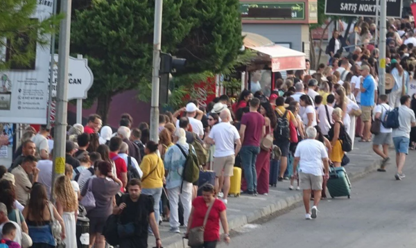 Ουρές χιλιομέτρων: Τούρκοι περιμένουν στο Αϊβαλί για να κάνουν τριήμερο στη Λέσβο