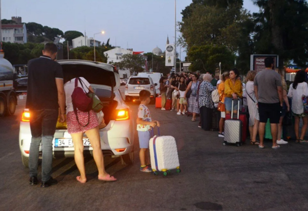 Ουρές χιλιομέτρων: Τούρκοι περιμένουν στο Αϊβαλί για να κάνουν τριήμερο στη Λέσβο