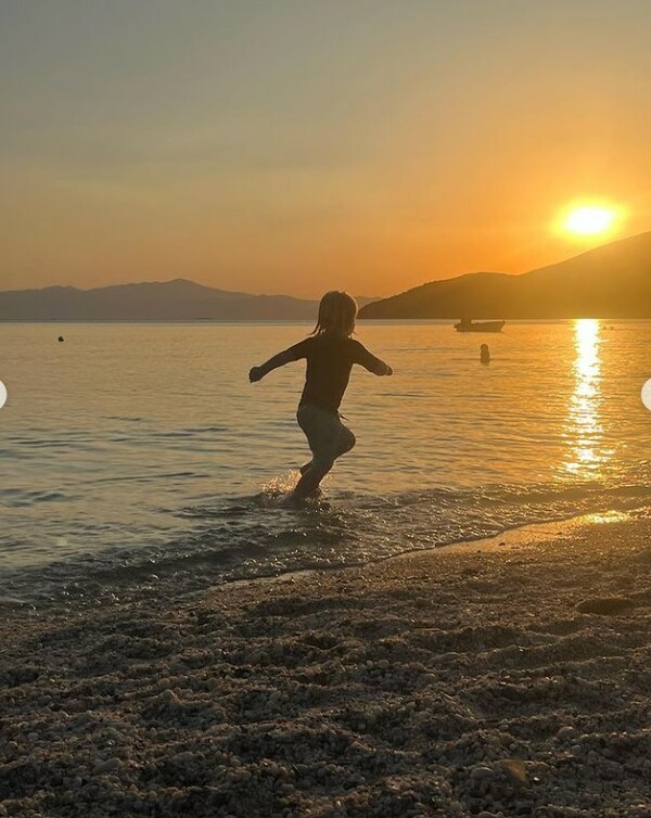 Ο 4χρονος γιος του Μπόρις Τζόνσον απαθανατίζει τις διακοπές της οικογένειας στην Ελλάδα