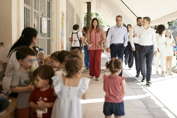 Eπίσκεψη Μητσοτάκη σε βρεφονηπιακό σταθμό