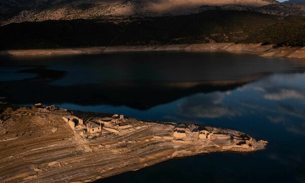 Λειψυδρία: Η ξηρασία στον Μόρνο και τα ερείπια του Κάλλιου που αναδύονται στα διεθνή ΜΜΕ